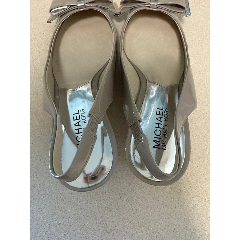 Michael Kors Grey Patent Leather Sling Back  Kitten Heels Bow Detail Size 7 - Picture 6 of 7